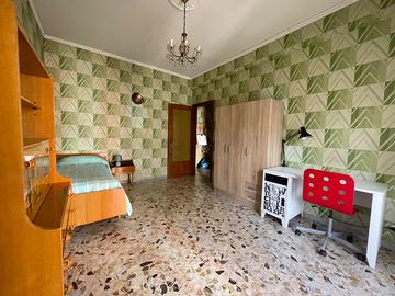 Una camera di appartamento a universitari