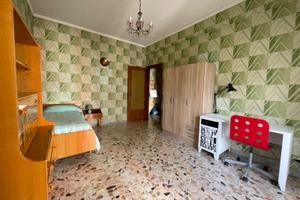 Una camera di appartamento a universitari