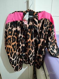 Completo con pantaloncino giacca con zip ovviament