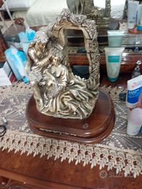 statua con base in legno e cassettino