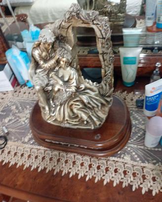 statua con base in legno e cassettino