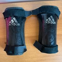 Parastinchi bambino con lacci Adidas