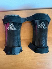 Parastinchi bambino con lacci Adidas