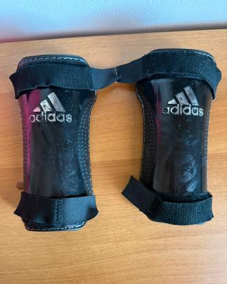 Parastinchi bambino con lacci Adidas