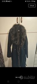 cappotto con ampio collo in ecopelliccia e cintura