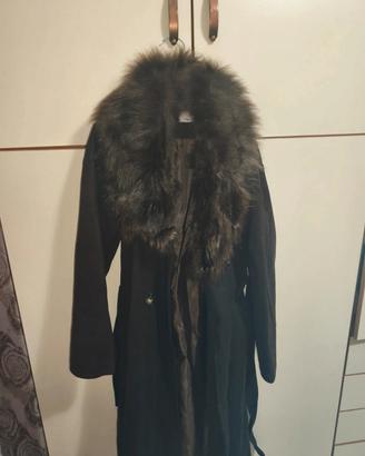 cappotto con ampio collo in ecopelliccia e cintura