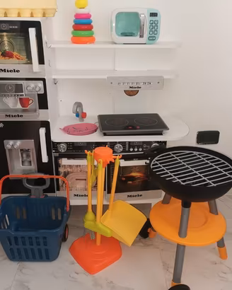Cucina giocattolo Miele in legno con barbecue..