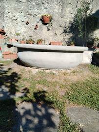 Vasca ovale in  cemento da giardino