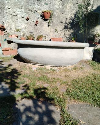 Vasca ovale in  cemento da giardino