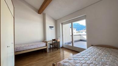 Luminosa doppia ad uso singola con terrazzo da set