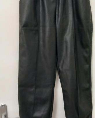 pantaloni  in finta pelle. nuovi. taglia M.