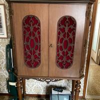 MOBILE IN LEGNO CON INSERTI DECORATIVI