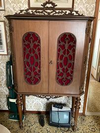 MOBILE IN LEGNO CON INSERTI DECORATIVI