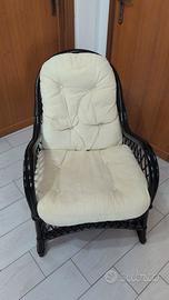 Poltrona vintage in vimini/rattan nero con cuscino