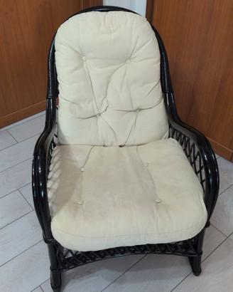 Poltrona vintage in vimini/rattan nero con cuscino