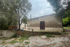 Proprietà con grotta naturale