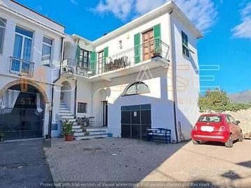 Rustico / Casale di 350 m² con più di 5 locali e b