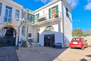 Rustico / Casale di 350 m² con più di 5 locali e b