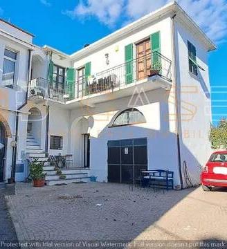 Rustico / Casale di 350 m² con più di 5 locali e b