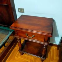 Comodino con cassetto in legno antico