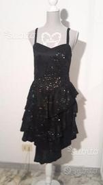 Abito a balze nero con lustrini