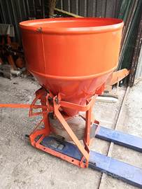 Spargi concime trattore