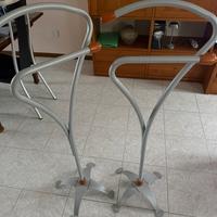 2 omini porta abiti in acciaio e pomelli in legno