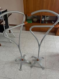 2 omini porta abiti in acciaio e pomelli in legno