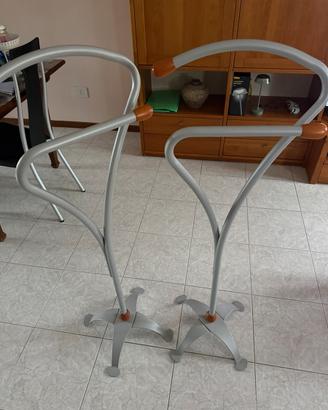 2 omini porta abiti in acciaio e pomelli in legno