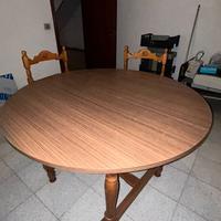 Tavolo e sedie in legno