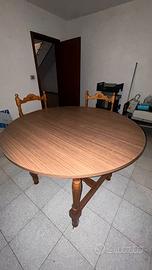 Tavolo e sedie in legno