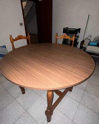 Tavolo e sedie in legno