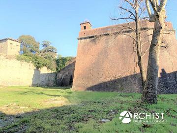 Palazzo / Stabile di 325 m² con più di 5 locali a 