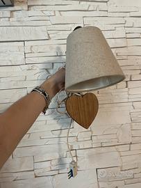 lampada com cuore in legno