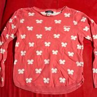 Maglioncino per bambina con una stampa di farfalle