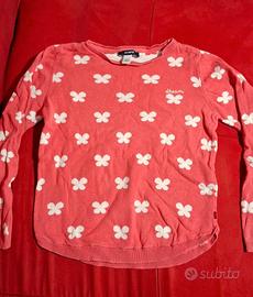 Maglioncino per bambina con una stampa di farfalle