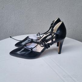 Décolleté punta nera con lacci alla caviglia