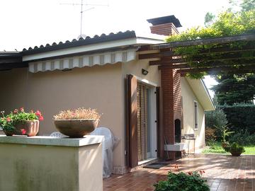 Villa con grande giardino in residence con piscin