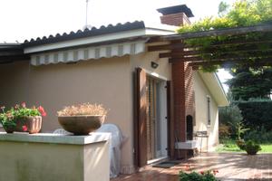 Villa con grande giardino in residence con piscin