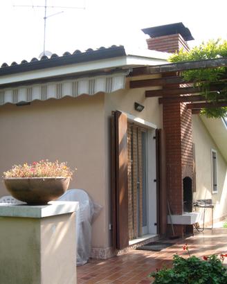 Villa con grande giardino in residence con piscin