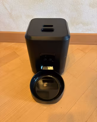 Distributore automatico di cibo per cani e gatti