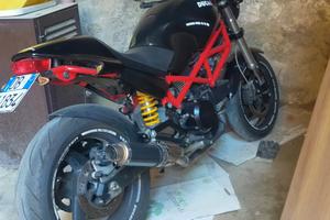 moto ducati Monster 695 