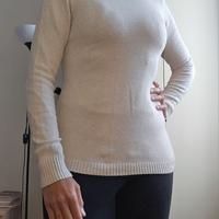 Maglione beige a collo alto