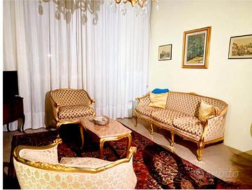 divano e poltrone in legno stile barocco Luigi XVI