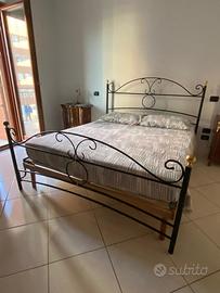 Comodini, letto, cassettone e specchio