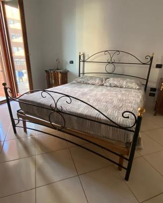 Comodini, letto, cassettone e specchio
