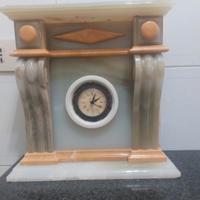 Riproduzione di caminetto in onice del Messico