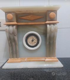 Riproduzione di caminetto in onice del Messico