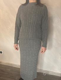 completo in maglia a trecce grigio melange.