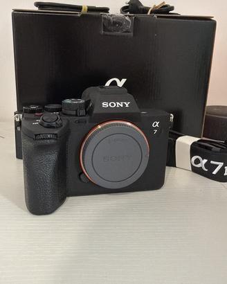 Sony A7 IV + Sony FE 28-70mm f/3.5-5.6 OSS + borsa